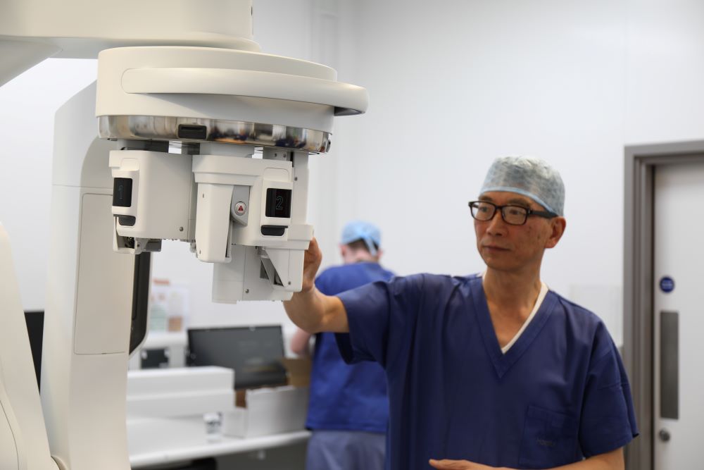 Professor Long Jiao with the da Vinci SP robotic system at Cromwell Hospital