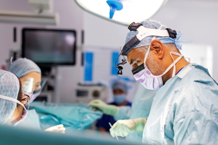 Mr Inderpaul Birdi carries out keyhole heart surgery at Cromwell Hospital